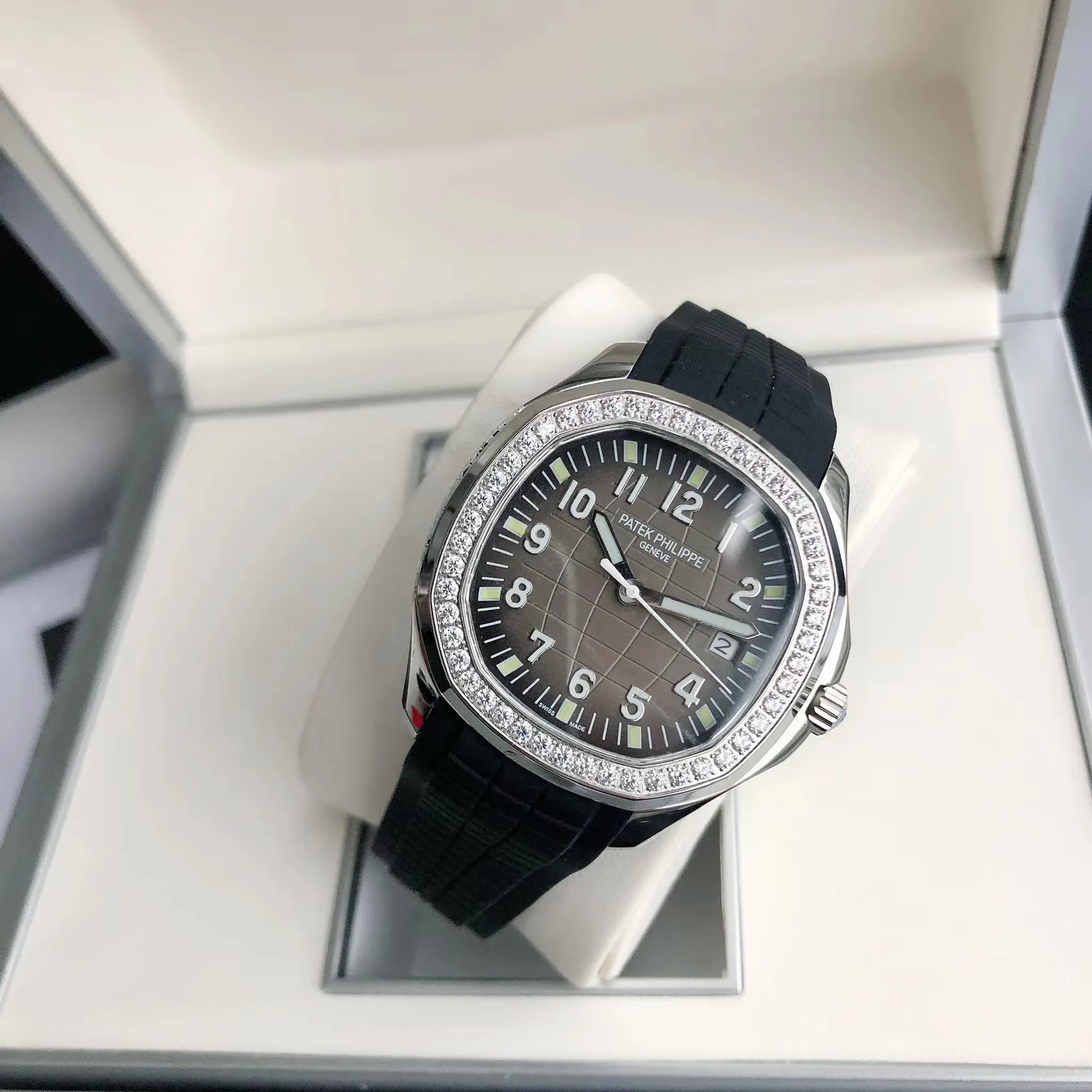 【High-end replica】💰1240! Patek Philippe's popular "Grenade" men's watch, new feedback is coming. Upgrade 1️⃣: Replace with super scratch-resistant sapphire glass mirror. Upgrade 2️⃣: Add original synchronized silicone bracelet with original buckle. Upgrade 3️⃣: Add new Swarovski crystal diamond ring. [Movement] Paired with imported fully automatic Citizen 8215 high-end movement, stable and cost-effective advantage, 0️⃣repair concerns, corrected original synchronized pendulum. [Case] The CNC process of the 316L stainless steel case restores the original shell shape and curvature one to one, and pursues the original 0️⃣ gap to the extreme. [Bracelet] Adopts an imported rubber strap, a customized ergonomic bracelet, and an original buckle. [Dial] Adhering to the exquisiteness of the big manufacturers, we strictly pursue the gap between the text lines, the thickness of the scale, and the luminous color, and strive to synchronize the 0️⃣ gap with the original.